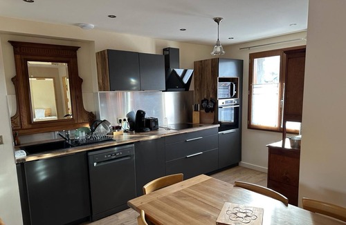 Baratier House | Holiday Home 'La Crémesine' with Mountain View, Private Terrace and Wi-Fi