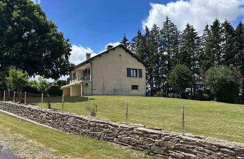 Salles-Curan House | Holiday Home "La Maison De Campagne" with Mountain View, Private Terrace and Garden