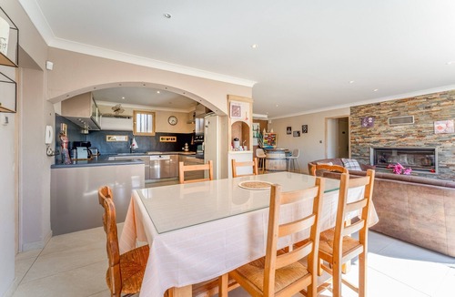 Maillane House | Holiday Home "La Maison Du Mazet" with Shared Pool, Wi-Fi, and Air Conditioning