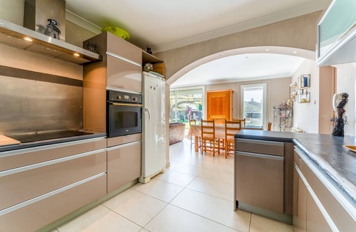 Maillane House | Holiday Home "La Maison Du Mazet" with Shared Pool, Wi-Fi, and Air Conditioning