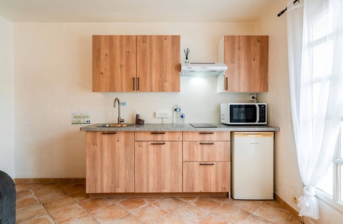 Cabannes House | Holiday Home “Le Gite au Coin du Feu” with Shared Terrace, Wi-Fi & Air Conditioning