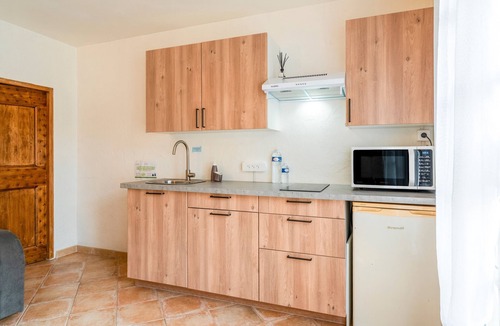 Cabannes House | Holiday Home “Le Gite au Coin du Feu” with Shared Terrace, Wi-Fi & Air Conditioning