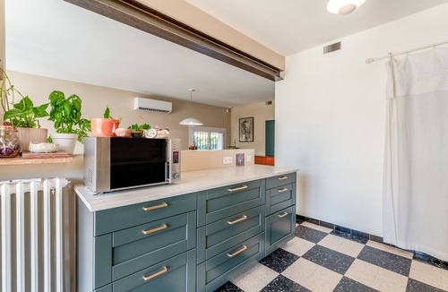 Taillades House | Holiday Home "Louvanna" with Luberon View, Wi-Fi, and Air Conditioning