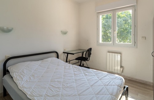 Quartier des Espesses House | Holiday Home 'Maison Des Charmettes' with Private Garden, Balcony and Wi-Fi
