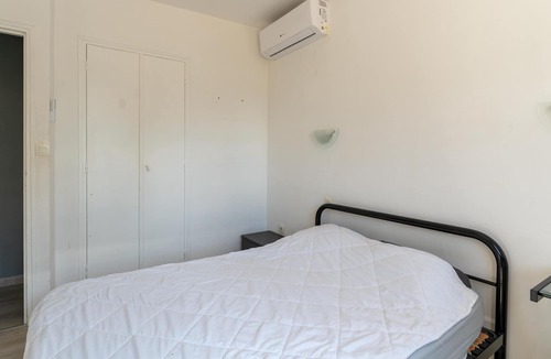 Quartier des Espesses House | Holiday Home 'Maison Des Charmettes' with Private Garden, Balcony and Wi-Fi