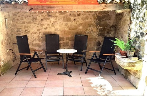 Cadenet Apartment | Holiday Home 'Maison Des Trois Soeurs' with Mountain View, Wi-Fi and Air Conditioning