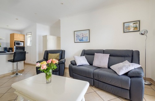 Tourrettes House | Holiday Home 'Maison Piscine Chauffe Jacuzzi' with Private Terrace, Private Garden and Wi-Fi