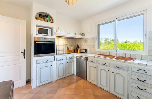 Eygalieres House | Holiday Home “Mas Lis Amélie” with Mountain View, Wi-Fi and Air Conditioning