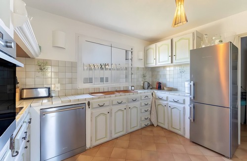 Eygalieres House | Holiday Home “Mas Lis Amélie” with Mountain View, Wi-Fi and Air Conditioning