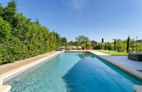 Eygalieres House | Holiday Home “Mas Lis Amélie” with Mountain View, Wi-Fi and Air Conditioning