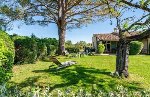 Eygalieres House | Holiday Home “Mas Lis Amélie” with Mountain View, Wi-Fi and Air Conditioning