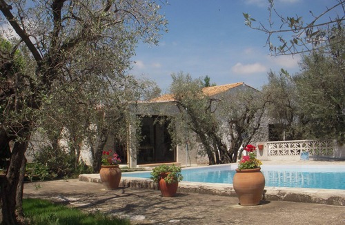 Arles House | Holiday home on a quiet, shady, private property