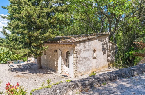 Bonnieux House | Holiday Home 'Orangerie' with Mountain View, Shared Terrace and Wi-Fi