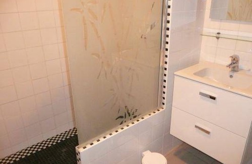 Bessan Apartment | Holiday home, shower or bath, toilet, 3 bed rooms
