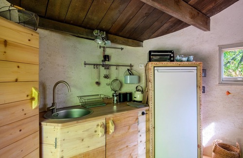 Saint-Paul-de-Vence Ski Chalet | Holiday treehouse "Bagheera" with Shared Pool, Private Terrace & Wi-Fi