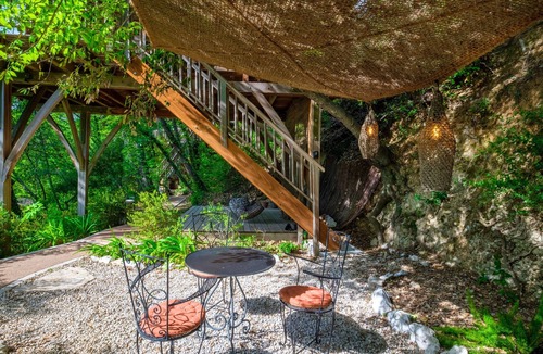 Saint-Paul-de-Vence Ski Chalet | Holiday treehouse "Bagheera" with Shared Pool, Private Terrace & Wi-Fi