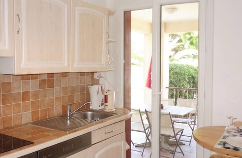 Saint-Cyr-sur-Mer Apartment | Homerez - Apartment in Saint-Cyr-sur-Mer
