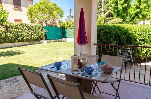 Saint-Cyr-sur-Mer Apartment | Homerez - Apartment in Saint-Cyr-sur-Mer