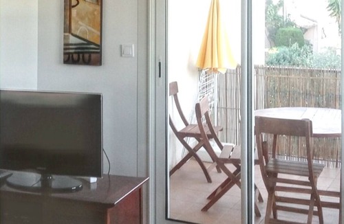 Saint-Cyr-sur-Mer Apartment | Homerez - Apartment in Saint-Cyr-sur-Mer.