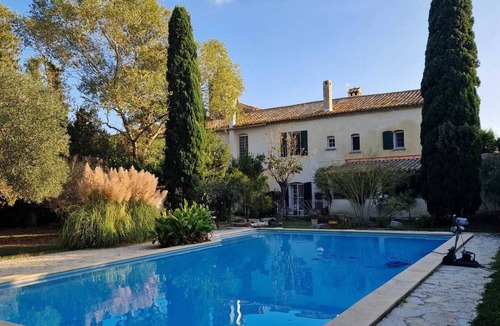 Albaron Apartment | Homerez - Bright Apartment in Arles with Shared Pool