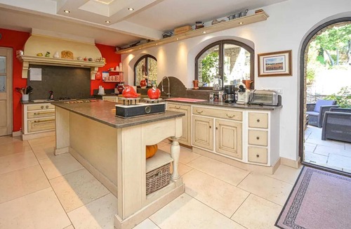 Orgon Villa | Homerez - Elegant Villa near Orgon with Private Pool