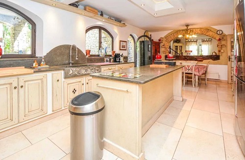 Orgon Villa | Homerez - Elegant Villa near Orgon with Private Pool