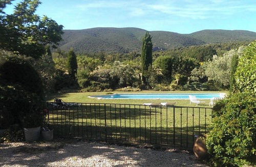 Cucuron House | Homerez - House with pool in Cucuron