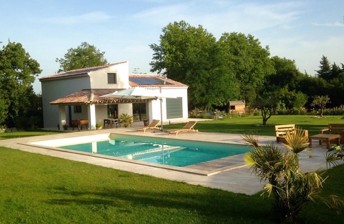 Eyragues Villa | Homerez - Villa for 10 ppl. with swimming-pool, garden and terrace at Eyragues