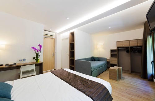 Saint-Gilles Hotel | Hotel Restaurant Le Cours