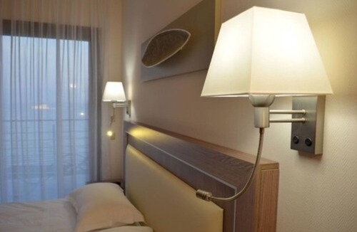 Villeneuve Loubet Beach Hotel | Hotel Villa Azur