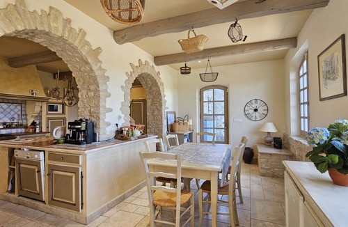 Eygalieres House | House 5 bdrs, air-con, 15x7m heated pool, gym, large grounds, olive grove, view