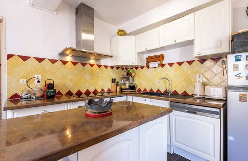 Villeneuve-les-Beziers House | House with beautiful rooftop terrace between sea, canal and village