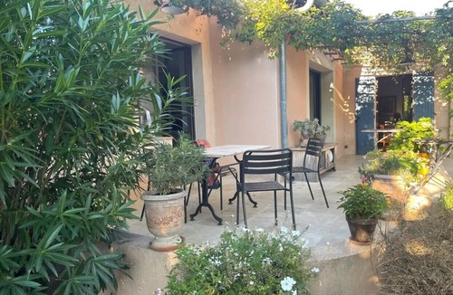 Saint-Quentin-la-Poterie Villa | House with shady garden and pool 5mns from UZES