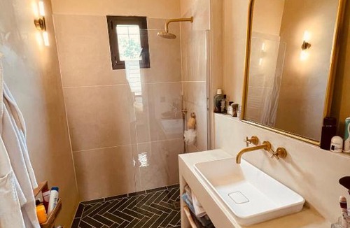 Le Camas Apartment | House with patio in Camas