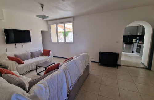 Magalas Apartment | Hub for sightseeing, cultural activities and beach, courtyard, private and quiet