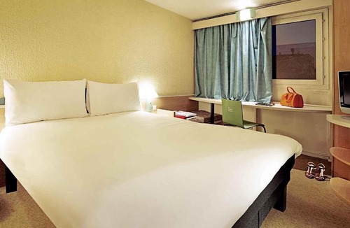 Istres Hotel | ibis Istres Trigance