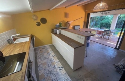 Les Aubes Villa | Impressionist villa with outbuilding