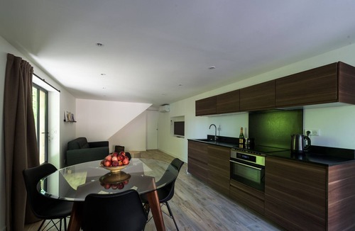 Salon-de-Provence Apartment | In a green setting 2 steps from the city center