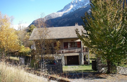 Jausiers Ski Chalet | In chalet, independent family apartment in duplex, on 2000m2 wooded.