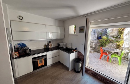 8th Arrondissement House | In Les Goudes, an air-conditioned house with a view, close to the sea, featuring a landscaped garden in a quiet setting.