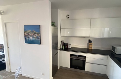 8th Arrondissement House | In Les Goudes, an air-conditioned house with a view, close to the sea, featuring a landscaped garden in a quiet setting.