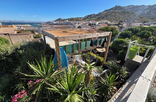 8th Arrondissement House | In Les Goudes, an air-conditioned house with a view, close to the sea, featuring a landscaped garden in a quiet setting.