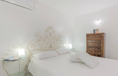 Gaino Apartment | In panoramic position on a hill is this vacation apartment in a three-family house with communal swi