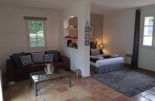Tourrettes House | Independent 30m2 bedroom twinned with Provencal country house