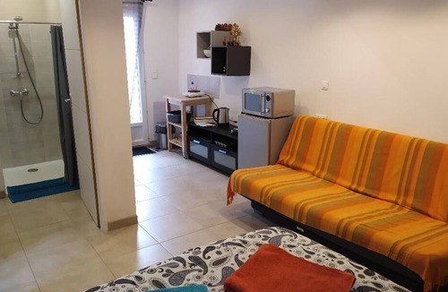 Miramas House | Independent housing, private garden and parking