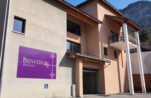 Jausiers Apartment | Jausiers: 50m² T3 apartment with terrace, pool, pets allowed