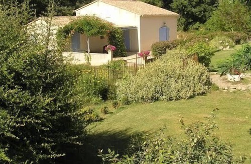Bonnieux Villa | JDV Holidays-A superb 3 bedroom villa with A/C, beautiful garden private pool.