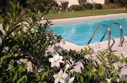 Bonnieux Villa | JDV Holidays-A superb 3 bedroom villa with A/C, beautiful garden private pool.