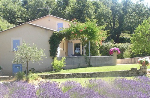 Bonnieux Villa | JDV Holidays-A superb 3 bedroom villa with A/C, beautiful garden private pool.