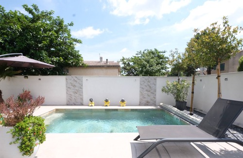 Salon-de-Provence Villa | Jolie Villa Avec Piscine Privée est Située à Environ 1,7